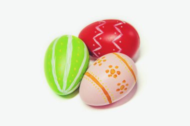 Paskalya yumurta yapılmış mükemmel. Beyaz arka plan izole. Seçici odak.