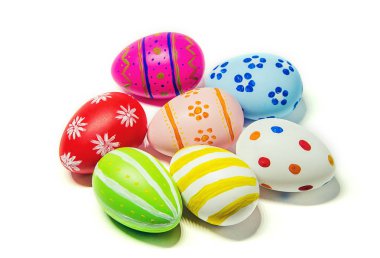 Paskalya yumurta yapılmış mükemmel. Beyaz arka plan izole. Seçici odak.