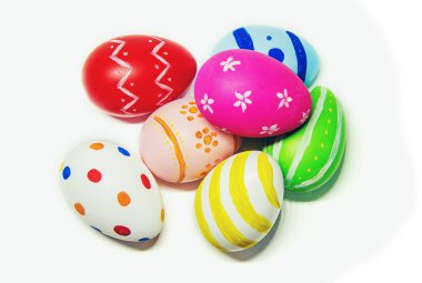 Paskalya yumurta yapılmış mükemmel. Beyaz arka plan izole. Seçici odak.