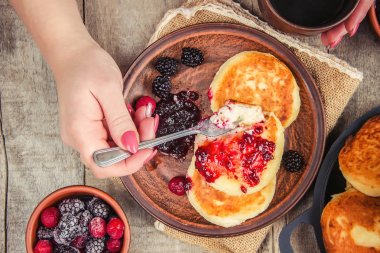 Cheesecakes ev yapımı. Seçici odak.