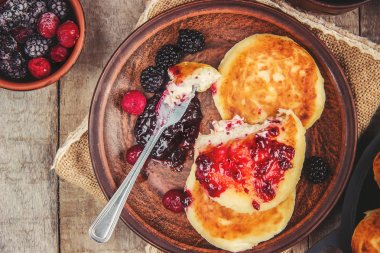 Cheesecakes ev yapımı. Seçici odak.