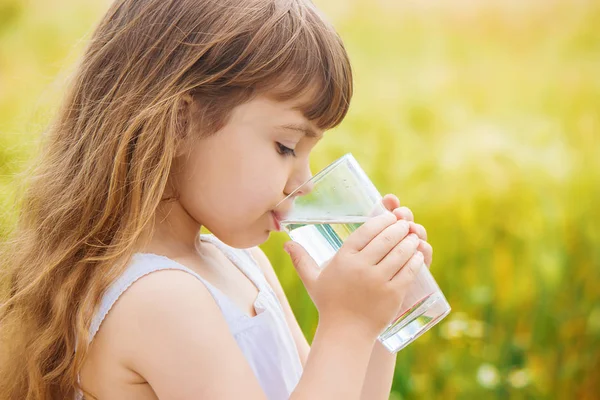 Het Kind Heeft Een Glas Water Zijn Handen Selectieve Aandacht — Stockfoto