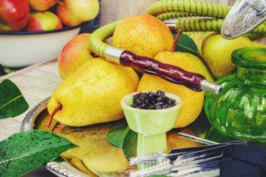 Nargile. Armut tütün lezzet.