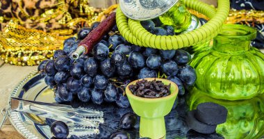 Nargile, tütün lezzet üzüm. Seçici odak.