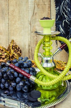 Nargile, tütün lezzet üzüm. Seçici odak.