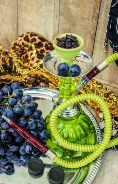 Nargile, tütün lezzet üzüm. Seçici odak.