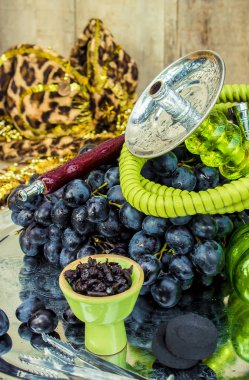 Nargile, tütün lezzet üzüm. Seçici odak.