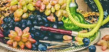 Nargile, tütün lezzet üzüm. Seçici odak.