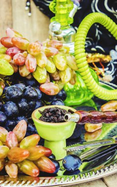 Nargile, tütün lezzet üzüm. Seçici odak.