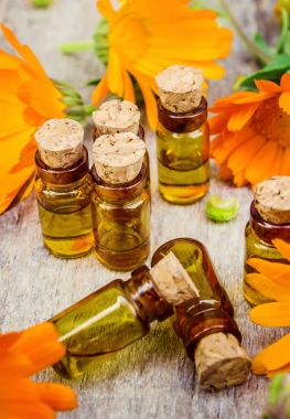 Calendula officinalis ahşap arka plan üzerinde. Seçici odak. 