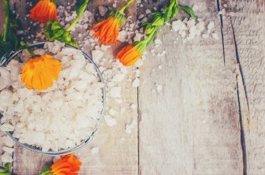 calendula özü ile deniz tuzu.