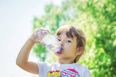 şişe gelen bebek içecek su.