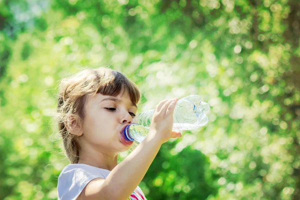 婴儿喝水从瓶 — 图库照片
