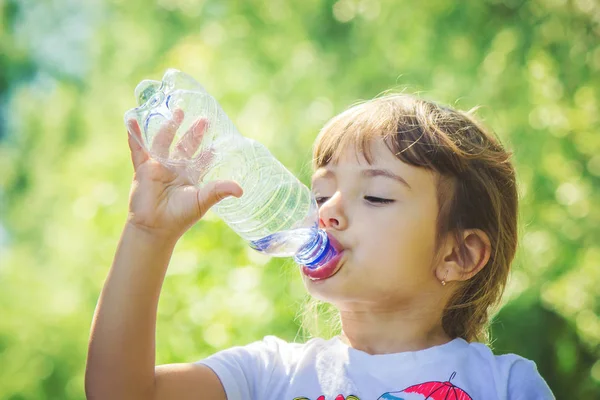 Bayi Minum Air Dari Botol — Stok Foto