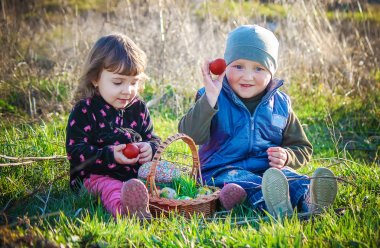 Çocuk Paskalya piknik. Seçici odak.