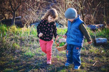 Çocuk Paskalya piknik. Seçici odak.