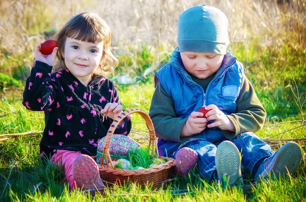 子供イースター ピクニック 選択と集中 — ストック写真