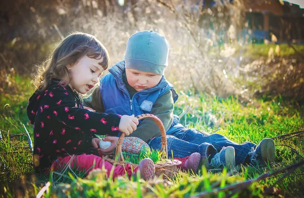 子供イースター ピクニック 選択と集中 — ストック写真
