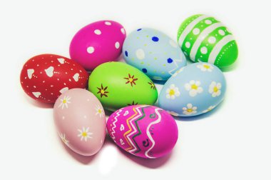 Paskalya yumurta yapılmış mükemmel. Beyaz arka plan izole. Seçici odak.