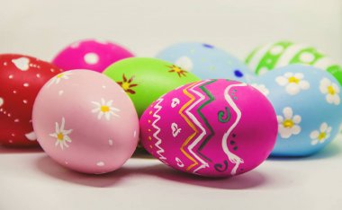 Paskalya yumurta yapılmış mükemmel. Beyaz arka plan izole. Seçici odak.