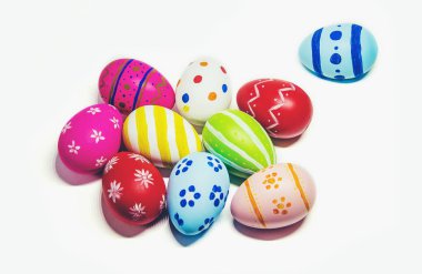 Paskalya yumurta yapılmış mükemmel. Beyaz arka plan izole. Seçici odak.