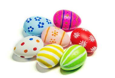 Paskalya yumurta yapılmış mükemmel. Beyaz arka plan izole. Seçici odak.