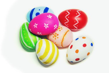 Paskalya yumurta yapılmış mükemmel. Beyaz arka plan izole. Seçici odak.