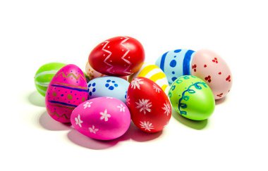 Paskalya yumurta yapılmış mükemmel. Beyaz arka plan izole. Seçici odak.