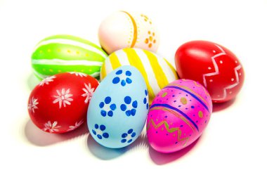 Paskalya yumurta yapılmış mükemmel. Beyaz arka plan izole. Seçici odak.