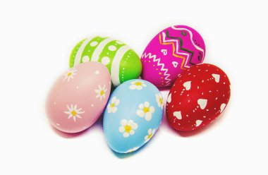 Paskalya yumurta yapılmış mükemmel. Beyaz arka plan izole. Seçici odak.