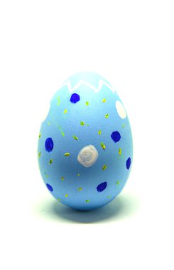 Paskalya yumurta yapılmış mükemmel. Beyaz arka plan izole. Seçici odak.