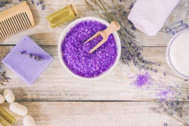 Lavanta ekstresi ile deniz tuzu. Seçici odak.