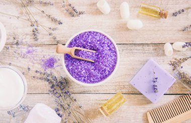 Lavanta ekstresi ile deniz tuzu. Seçici odak.