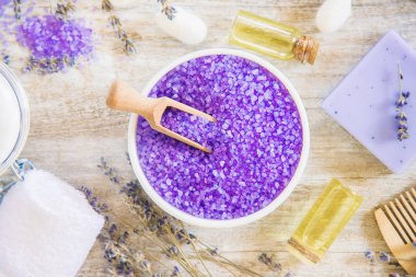 Lavanta ekstresi ile deniz tuzu. Seçici odak.