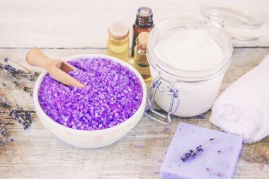 Lavanta ekstresi ile deniz tuzu. Seçici odak.