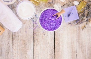 Lavanta ekstresi ile deniz tuzu. Seçici odak.