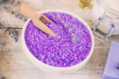 Lavanta ekstresi ile deniz tuzu. Seçici odak.