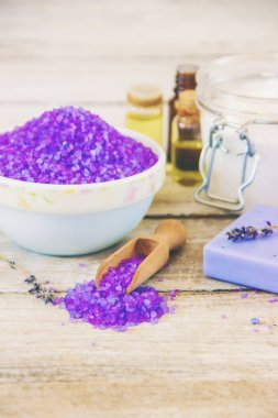 Lavanta ekstresi ile deniz tuzu. Seçici odak.