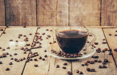 Bir fincan sıcak kahve. seçici odak.