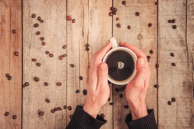 Bir fincan sıcak kahve bir adam elinde. Seçici odak.