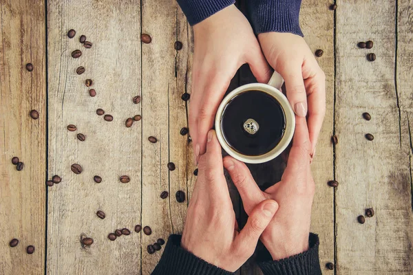 Uma Chávena Café Nas Mãos Dos Amantes Foco Seletivo — Fotografia de Stock