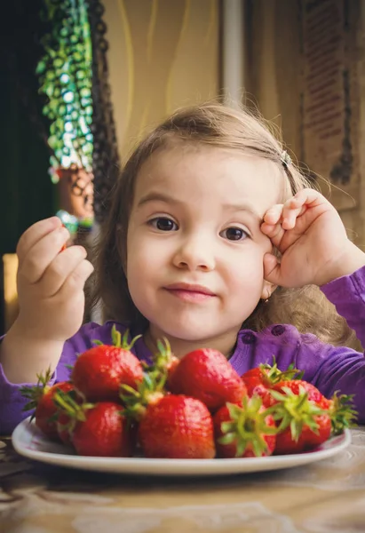 Child Strawberry Selective Focus — Stock Photo, Image
