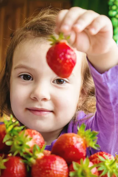 Child Strawberry Selective Focus — Stock Photo, Image