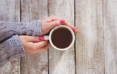 fincan çay elinde. Seçici odak. 