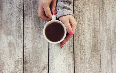 fincan çay elinde. Seçici odak. 