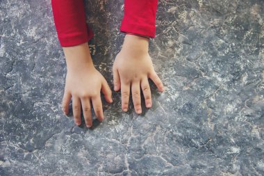 çocuğun elleri. Seçici odak. 