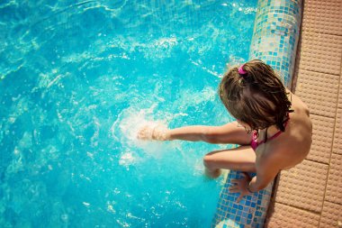 Su çocuk. Seçici odak. 