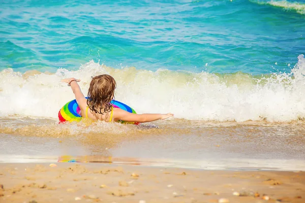 Kind Wasser Selektiver Fokus — Stockfoto