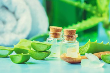 Aloe Vera özü küçük bir şişe ve parça tablo. Seçici odak. 