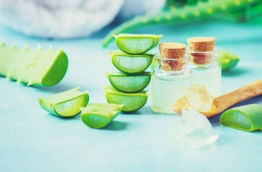 Aloe Vera özü küçük bir şişe ve parça tablo. Seçici odak. 